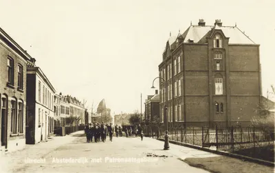 Gezicht in de Abstederdijk te Utrecht, met rechts het St. Aloysiustehuis (Abstederdijk 303).