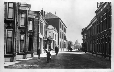 Gezicht in de Abstederdijk te Utrecht, met in het midden het schoolgebouw Abstederdijk 142.