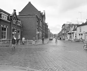 Gezicht in de Abstederdijk te Utrecht uit het zuidwesten, met links buurthuis Sterrenzicht (Abstederdijk 26) en daarnaast de RK St.-Catharinaschool voor Lager Onderwijs (Abstederdijk 28).
