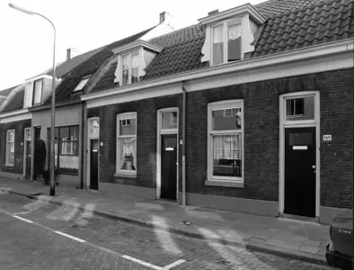 Gezicht op de voorgevels van de huizen Abstederdijk 169-173 te Utrecht.