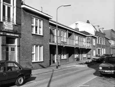 Gezicht op de voorgevels van de huizen Abstederdijk 60-62 te Utrecht.