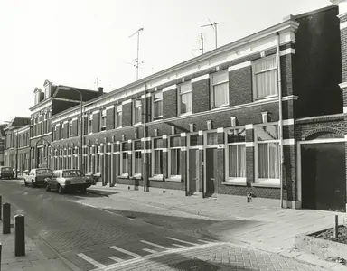 Gezicht op de voorgevels van de huizen Abstederdijk 52-lager te Utrecht.