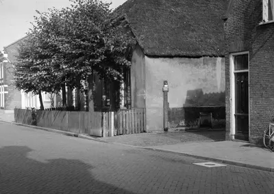 Gezicht op de huizen Abstederdijk 127 (rechts, boerderij)-hoger te Utrecht.
