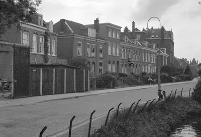 Gezicht in de Abstederdijk te Utrecht met de huizen nrs. 325-lager.