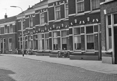 Gezicht op de voorgevels van de huizen Abstederdijk 132 (rechts)-lager te Utrecht.