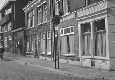 Gezicht op de voorgevels van de huizen Abstederdijk 12-lager te Utrecht.