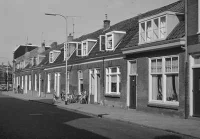 Gezicht in de Abstederdijk te Utrecht met de huizen nrs. 95 (rechts)-hoger.