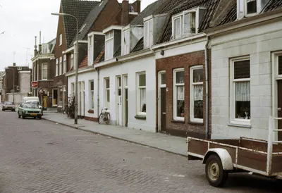 Gezicht op de voorgevels van de panden Abstederdijk 166-lager te Utrecht.