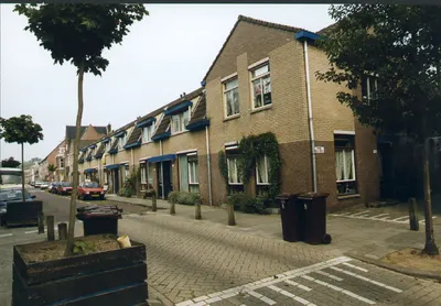 Gezicht op de voorgevels van de panden Abstederdijk 180-lager te Utrecht.