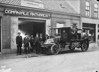 Afbeelding van het personeel en de bestelauto van Sparenburg en Voerman's Brandstoffenhandel "De Voorzorg" (Abstederdijk 35-37) te Utrecht.