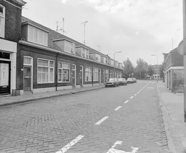 Gezicht in de Abstederdijk te Utrecht met links de voorgevels van de huizen nrs. 15-29; op de achtergrond de hoek met de Neptunusstraat en enkele huizen aan de Krommerijn.