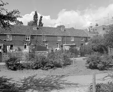 Gezicht op de achterzijde van de huizen Abstederdijk 21 (links)-33 te Utrecht, vanaf een binnenterrein, uit het zuidoosten.