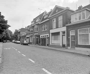 Gezicht in de Abstederdijk te Utrecht met de huizen nrs. 31 (rechts)-hoger, uit het zuidwesten.