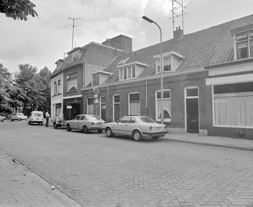 Gezicht in de Abstederdijk te Utrecht met de voorgevels van de huizen nrs. 41 (rechts)-49, uit het zuidwesten.