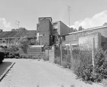 Gezicht op de achterzijde van de huizen Abstederdijk 43 (links)-57 te Utrecht, vanaf een binnenstraat, uit het oosten.