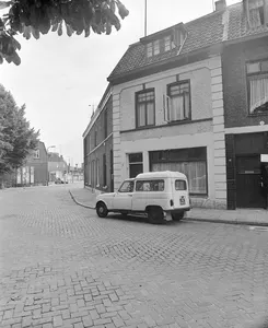 Gezicht op de bocht in de Abstederdijk te Utrecht met het pand Abstederdijk 49, met daarachter de huizen nrs. 51-57.