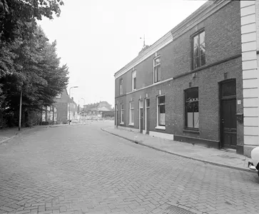 Gezicht op de voorgevels van de huizen Abstederdijk 51-57 te Utrecht; links, gedeeltelijk zichtbaar, de zijgevel van het huis nr. 26.