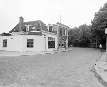 Gezicht in de Abstederdijk te Utrecht met de huizen nrs. 59 (rechts)-61, met links de ingang van de Marsstraat.