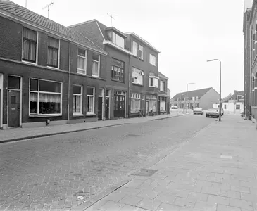 Gezicht op de voorgevels van de huizen Abstederdijk 81(links)- lager te Utrecht met op de achtergrond rechts midden de voorgevels van de huizen Marsstraat 17-hoger.