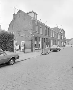 Gezicht op de voorgevels van de huizen Abstederdijk 87 (links)- lager te Utrecht, met links op de voorgrond de ingang van een speeltuin.