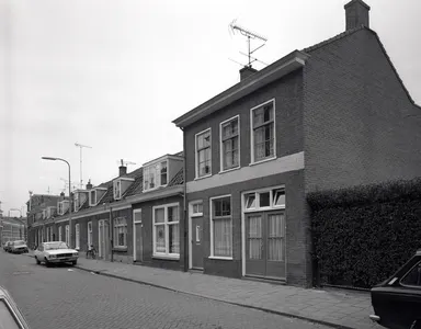 Gezicht op de voorgevels van de huizen Abstederdijk 93 (rechts)- hoger te Utrecht.