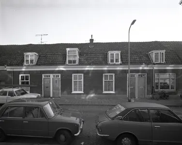 Gezicht op de voorgevels van de huizen Abstederdijk 103 (links)- lager te Utrecht.