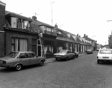 Gezicht op de voorgevels van de huizen Abstederdijk 113 (links)- lager te Utrecht.