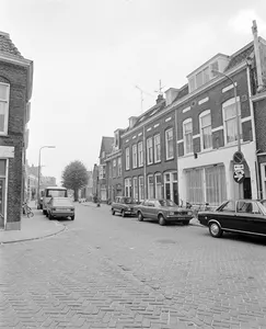 Gezicht in de Abstederdijk te Utrecht met de voorgevels van de huizen 117-hoger, vanaf de hoek met de Looierstraat (links op de voorgrond).