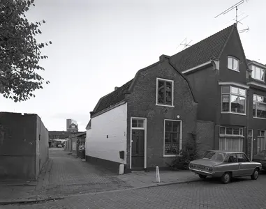 Gezicht in de Abstederdijk te Utrecht met de huizen nrs 125 (midden) - 123 uit het noordwesten, met de toegang tot een rij autoboxen.