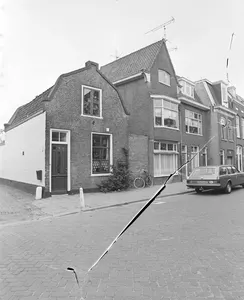 Gezicht op de woningen Abstederdijk 125 (links)-lager, uit het noordoosten.