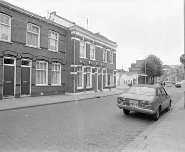 Gezicht op de woningen Abstederdijk 137 (links)-133 te Utrecht, uit het noordoosten; op de achtergrond de huizen van de noordwestelijke straatwand.