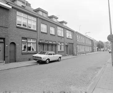 Gezicht in de Abstederdijk te Utrecht met de voorgevels van de huizen nrs. 149-lager, uit het noordoosten.