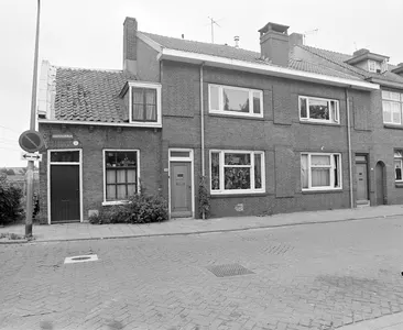 Gezicht op de voorgevels van de huizen Abstederdijk 151-155 (links) te Utrecht, uit het zuidoosten.