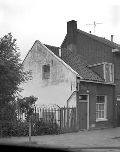Gezicht op de voor- en zijgevel van het huis Abstederdijk 155 te Utrecht.