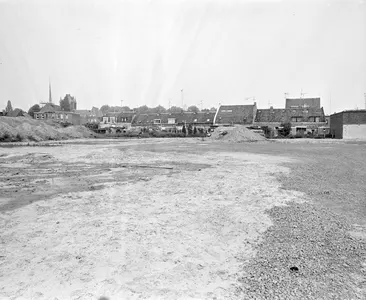 Gezicht op de achterzijde van de huizen Abstederdijk 157-185 (rechts) te Utrecht, vanaf het terrein van het voormalige volkstuinencomplex (voorgrond).