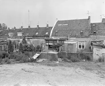 Gezicht op de achterzijde van de huizen Abstederdijk 163-179 (rechts) te Utrecht, vanaf een braakliggend terrein.