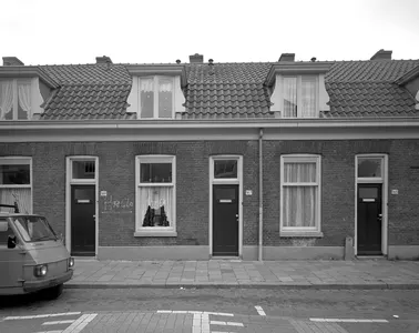 Gezicht op de voorgevel van het huis Abstederdijk 167 te Utrecht.