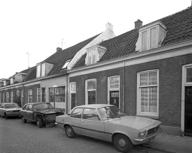 Gezicht op de gedeeltelijk achter geparkeerde auto's schuilgaande voorgevels van de huizen Abstederdijk 171-hoger te Utrecht, uit het westzuidwesten.