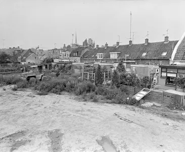 Gezicht op de achterzijde van de huizen Abstederdijk 173-lager te Utrecht, uit het zuidoosten, vanaf een braakliggend terrein.