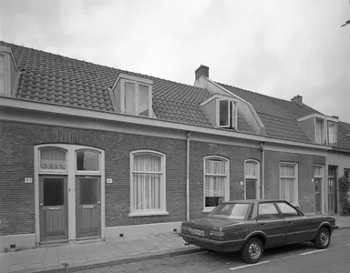 Gezicht op de voorgevels van de huizen Abstederdijk 177-181 te Utrecht.