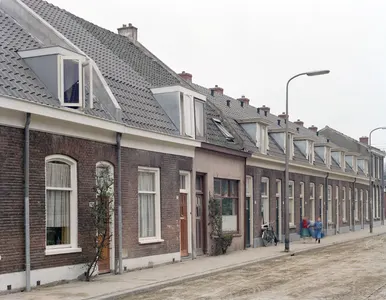 Gezicht in de Abstederdijk te Utrecht met de huizen nrs. 179 (links)-lager.