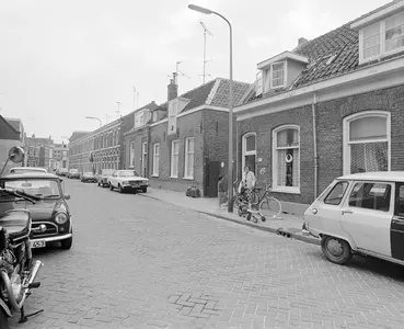 Gezicht in de Abstederdijk te Utrecht met de huizen nrs. 185-hoger in de zuidelijke straatwand, uit het westen.