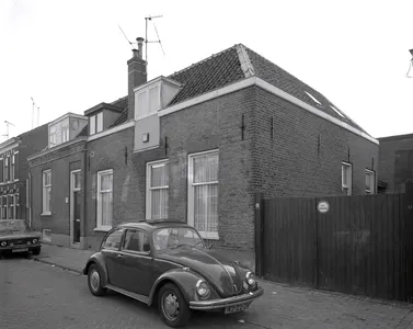 Gezicht op de voorgevels van de huizen Abstederdijk nrs. 187 (rechts) - 187-A te Utrecht.