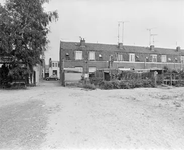 Gezicht op de achtergevels van de huizen Abstederdijk nrs. 189 (links) -199 te Utrecht, vanaf een braakliggend terrein.