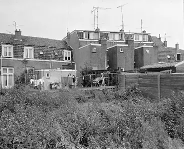 Gezicht op de achtergevels van de huizen Abstederdijk nrs. 203 (links)- 211 te Utrecht.