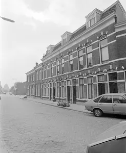 Gezicht op de voorgevels van de woningen Abstederdijk 207(rechts)-217 te Utrecht, met op de achtergrond de kruising met de Minstraat.