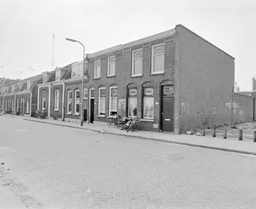 Gezicht op de voorgevels van de huizen Abstederdijk 225 (rechts)-hoger te Utrecht.