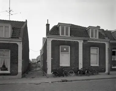 Gezicht op de voor- en zijgevel van het huis Abstederdijk 233 te Utrecht.