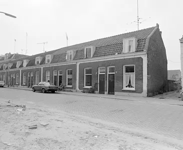 Gezicht op de voorgevels van de huizen Abstederdijk 235 (rechts)-247 te Utrecht.