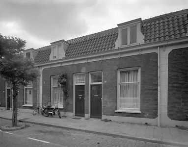 Gezicht op de voorgevels van de huizen Abstederdijk 239-241 te Utrecht.